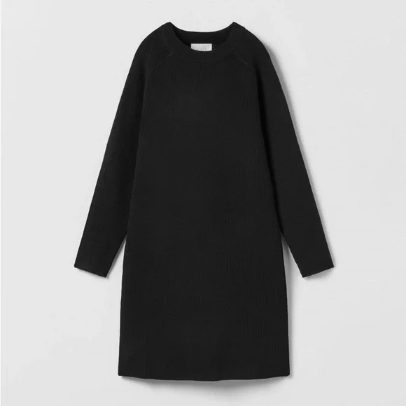 zara black sweater dress Zara navy blue sweater dress. Short sleeve with asymmetrical waist and embroidered flowers. Size 8T